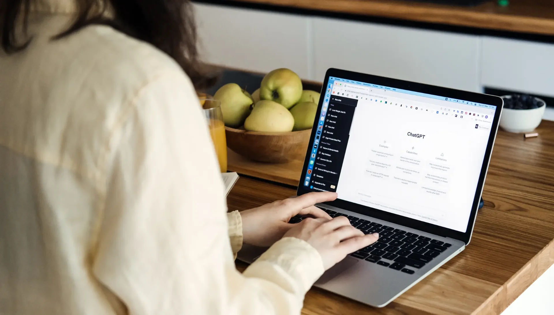 Person nutzt ChatGPT auf einem Laptop